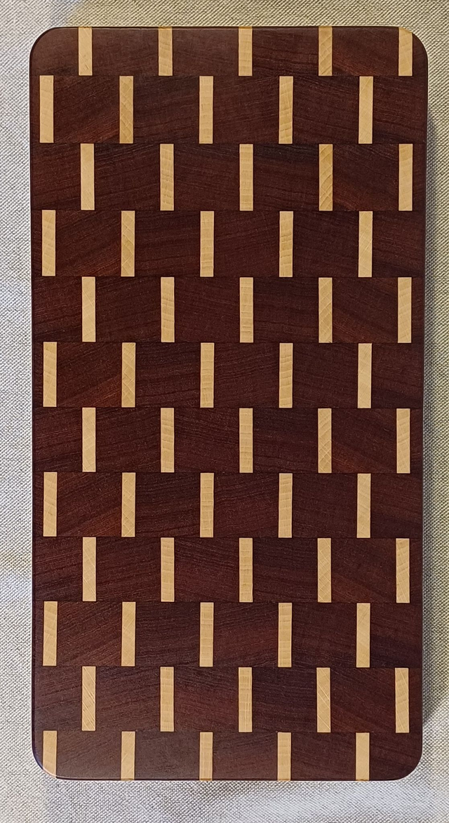 Petite planche en bois de bout sapelli et hêtre