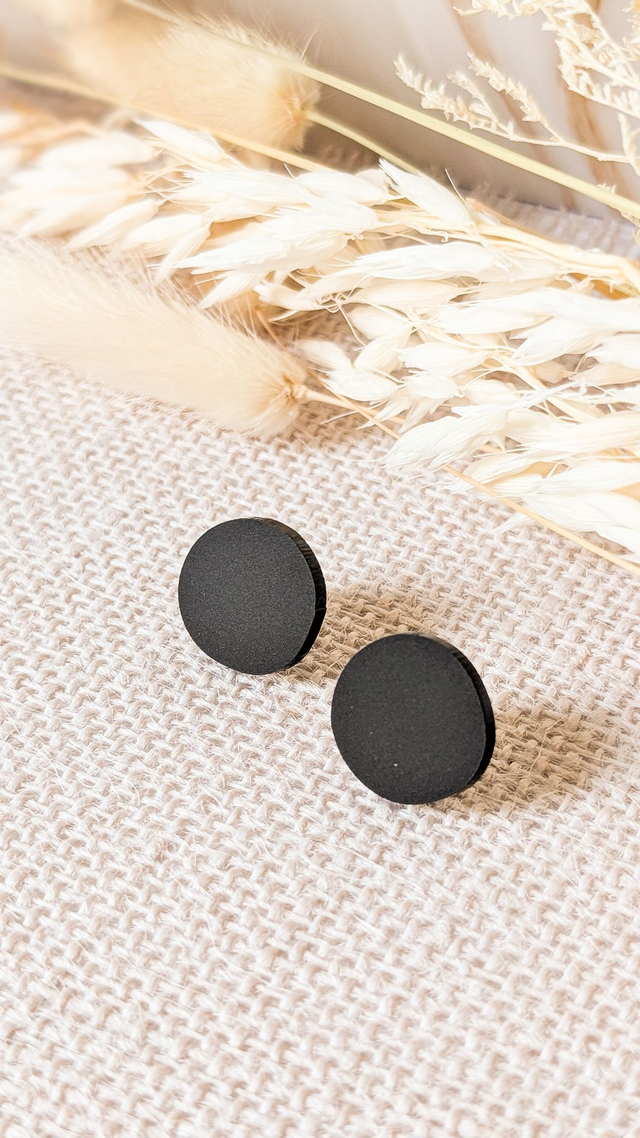 Petites boucles rondes asymétriques noires