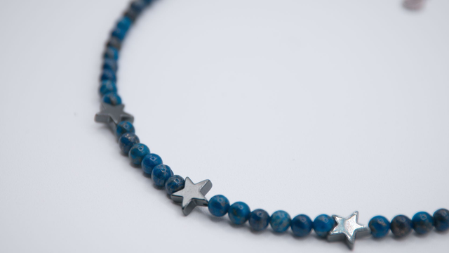 Collier étoiles en hématite et perles de lapis lazuli