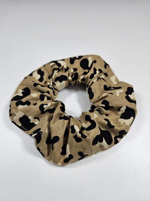 LEO sand scrunchie