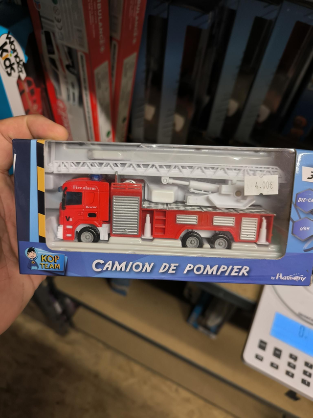 CAMION POMPIER AVEC ÉCHELLE 