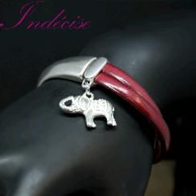 Jonc en cuir rouge et zamak pendentif éléphant
