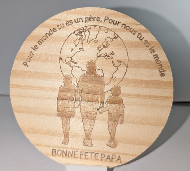 Cadeau fête des pères: "Pour le monde tu es un père. Pour nous tu es le monde" (dessous verre ou magnet)