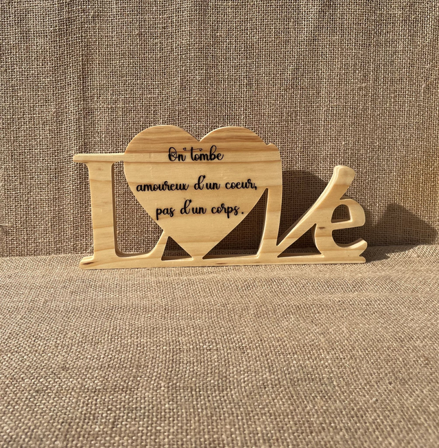 Love "tombe amoureux d'un corps"