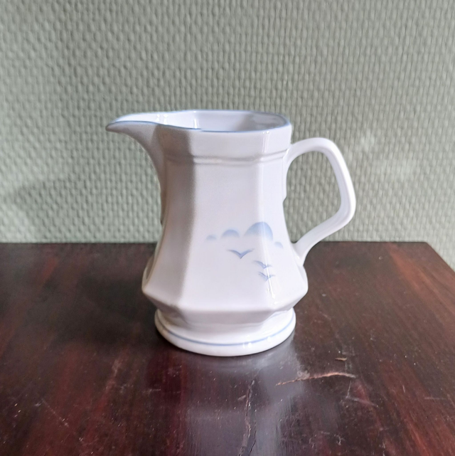 Winterling | Melkkan Roomkan (diameter 7,5 cm | hoogte 10,0 cm) 8 kantige vorm Witte kleur met blauwe bies &#039;Wolk en Vogels&#039; decor | Vintage