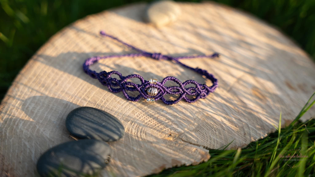 Bracelet en micro-macramé violet