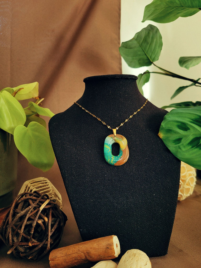 Collier argile polymère résiné – bleu turquoise marbré, tableau miniature