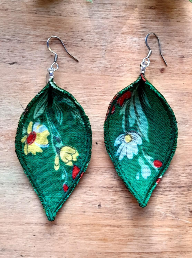 A- Boucles d'oreilles grandes feuilles vertes