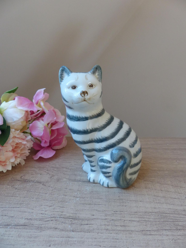 Statuette figurine de chat assis tigré gris et blanc peint à la main céramique Vintage, chat décoration intérieur maison cadeau