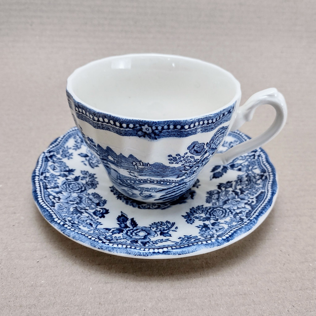 Myott Meakin | Meerdere Kop (diameter 9 cm | hoogte 7 cm) en schotel (diameter 14,5 cm | hoogte 2 cm) ‘Tonquin’ decor Blauwe kleur | Vintage