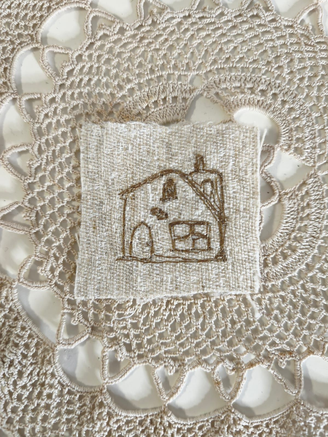 Etiqueta bordada casinha 