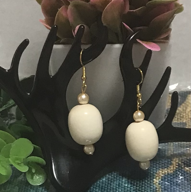 Cream Dangling Earrings-CDE07