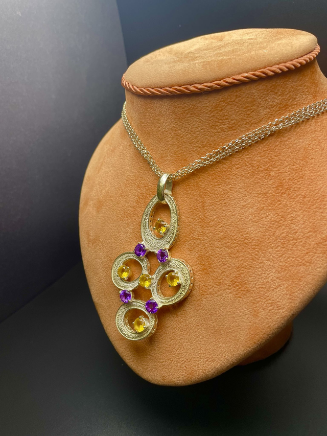 Armonie Intrecciate – Collana Tripla in Argento 925 con Ciondolo Ovale e Pietre Naturali