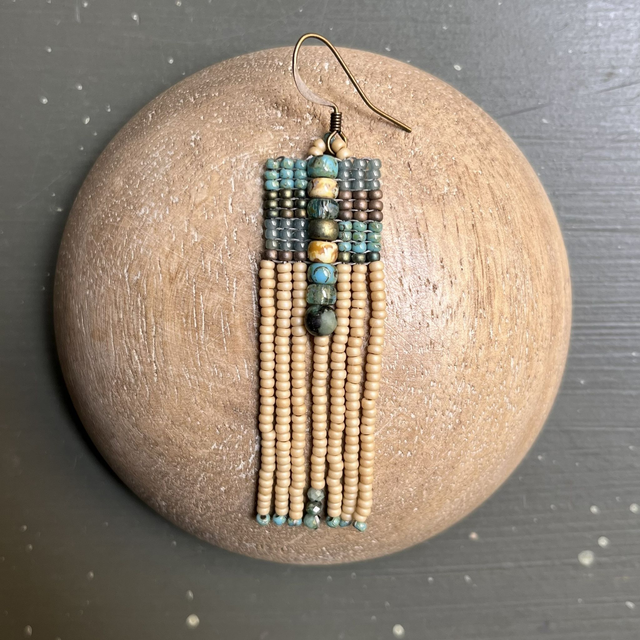 Longues boucles d&#039;oreille à franges turquoises , vert clair et beige.