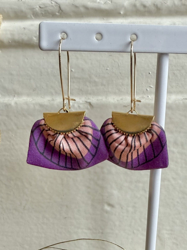 Boucles d&#039;oreilles - DORMEUSES PLUMES - prune et rose