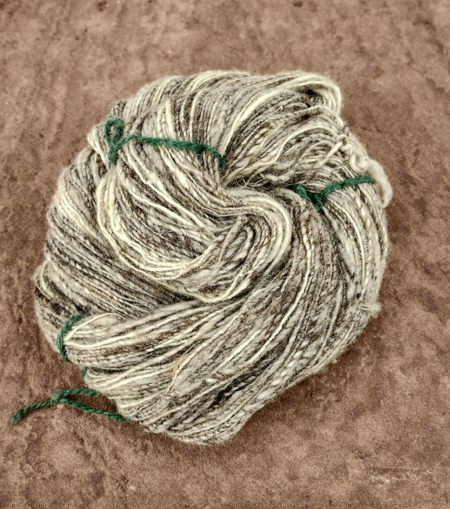 Écheveau de laine mélange de toisons écrues/grises 150gr