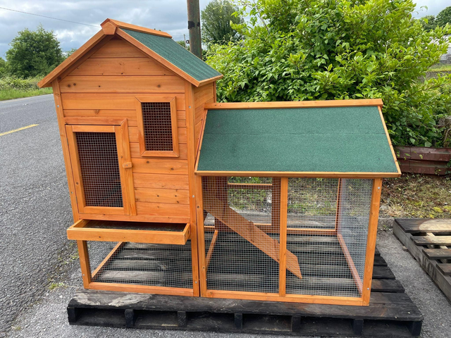 Wooden Chicken Hut 