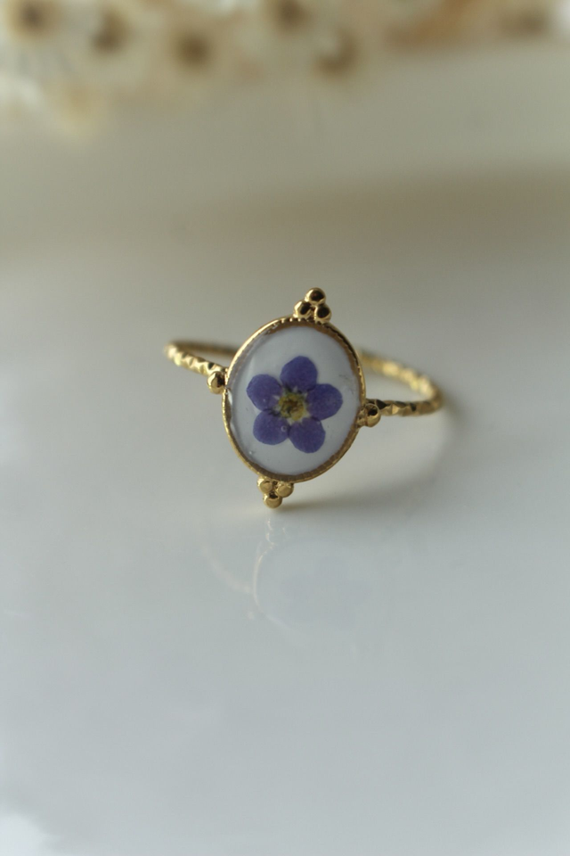Bague fleur en résine Forget Me Not, réalisée avec des fleurs séchées, aux délicats pétales de fleur bleue, montée sur une bague en or