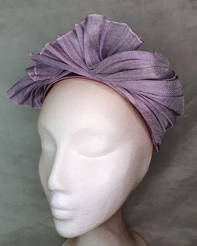 Oda tocado fascinator en sinamay seda lila empolvado