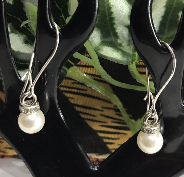 White or Cream Dangling Earring - WCD12