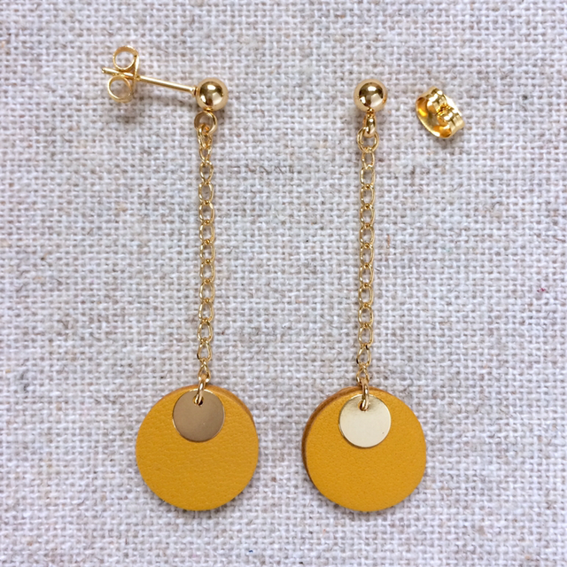 Boucles d’oreilles « Cantabile » dorées, cuir moutarde