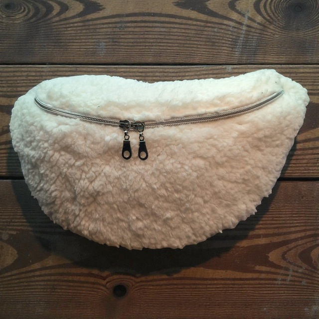 Sac banane en moumoutte blanche , matelassé