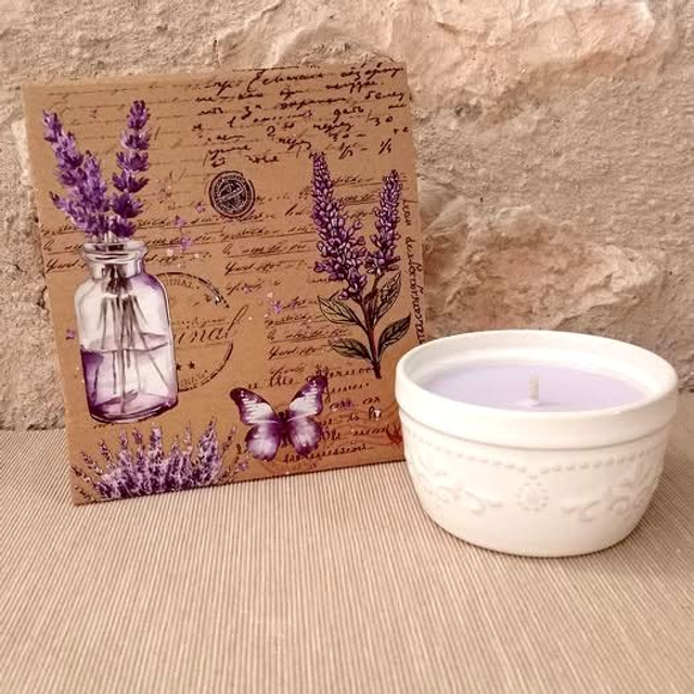 Une bougie Lulu Lavande de 125g à la cire de soja et à la lavande.