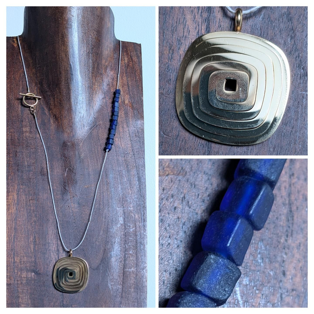 Cubes bleu marine, pendentif acier inoxydable doré monté sur fil de lin réglable, pièce unique 