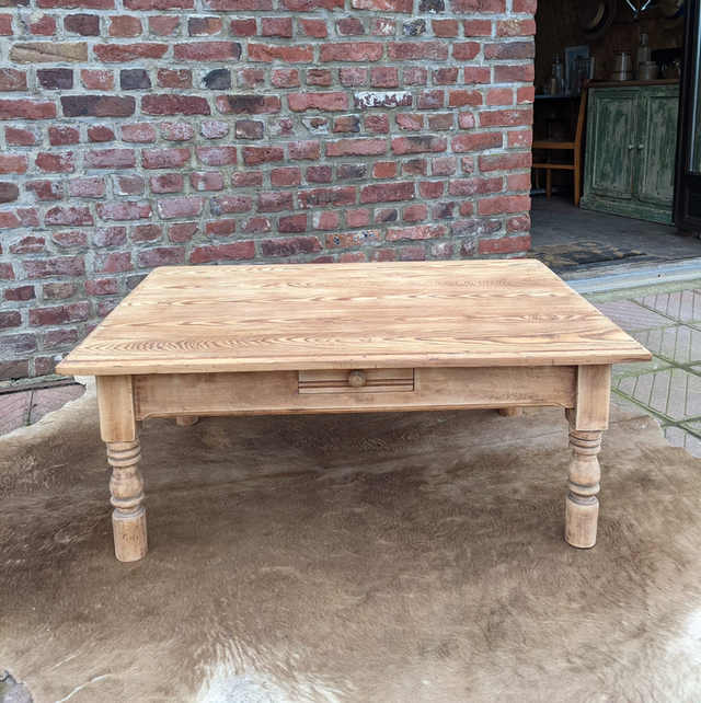 Table basse en pitchpin pieds tournés