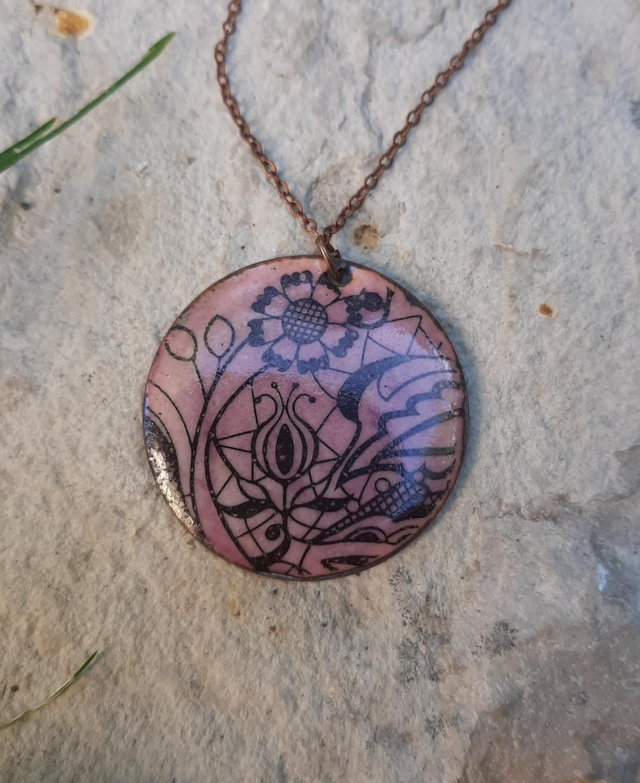 Pendentif rond rose dentelle fleur noire