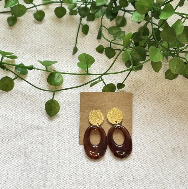 Boucles d’oreilles fantaisie marron et dorées 