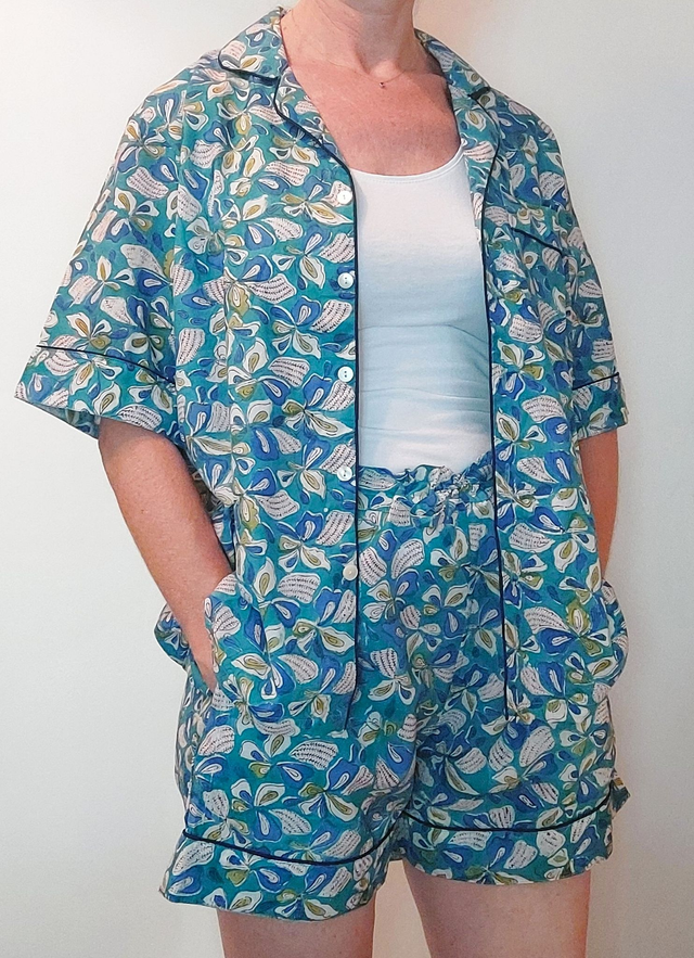 Pyjama court en coton indien – Imprimé floral artisanal – Fait main - Slow fashion - Bleu et blanc sur vert