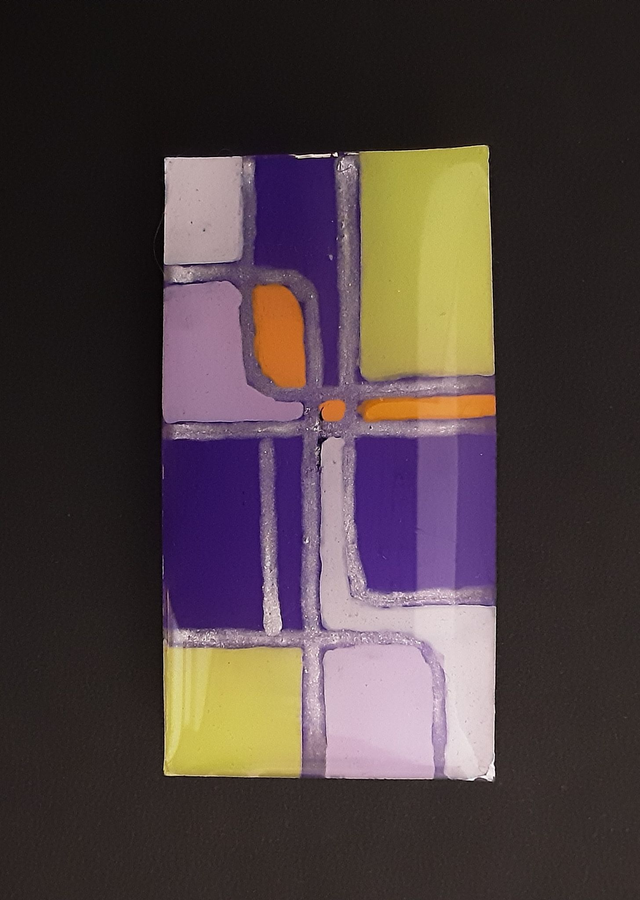Broche rectangle moyen collection Vitrail motif géométrique vert tendre violet mauve blanc pointe orange cerné d’argent