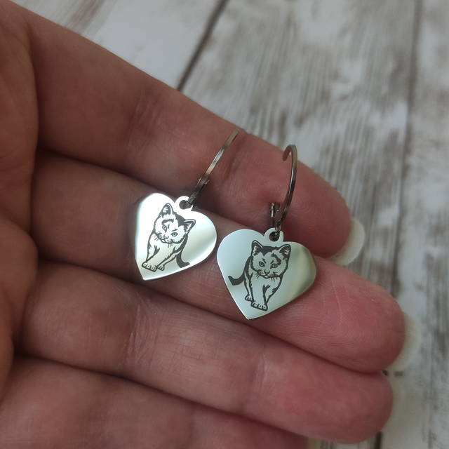 Boucles d&#039;oreilles &quot;Dormeuse cœur&quot; chats gravés argentés