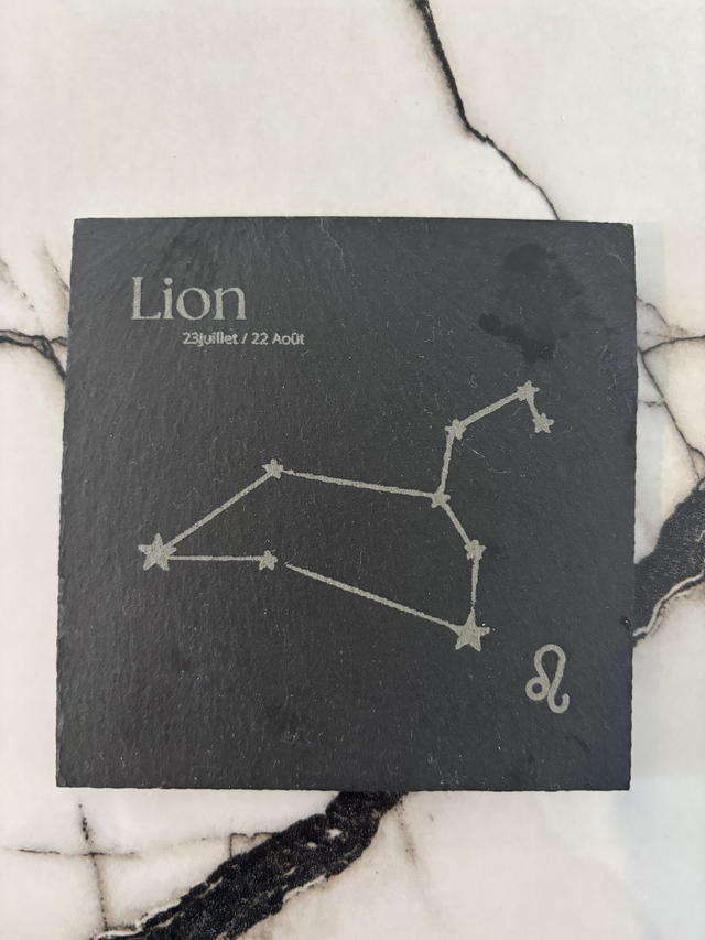 Lion constellation gravé sur une ardoise 10 x 10 cm