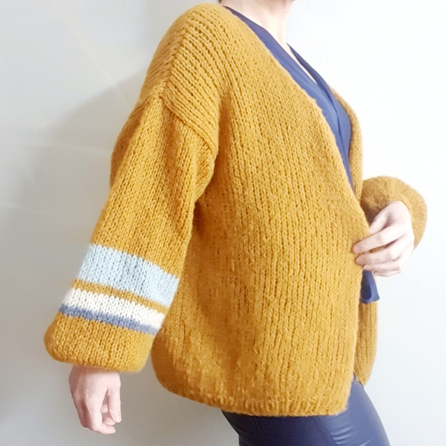 Handgebreid luxe damesvest in zachte alpaca en zijde met ballonmouw