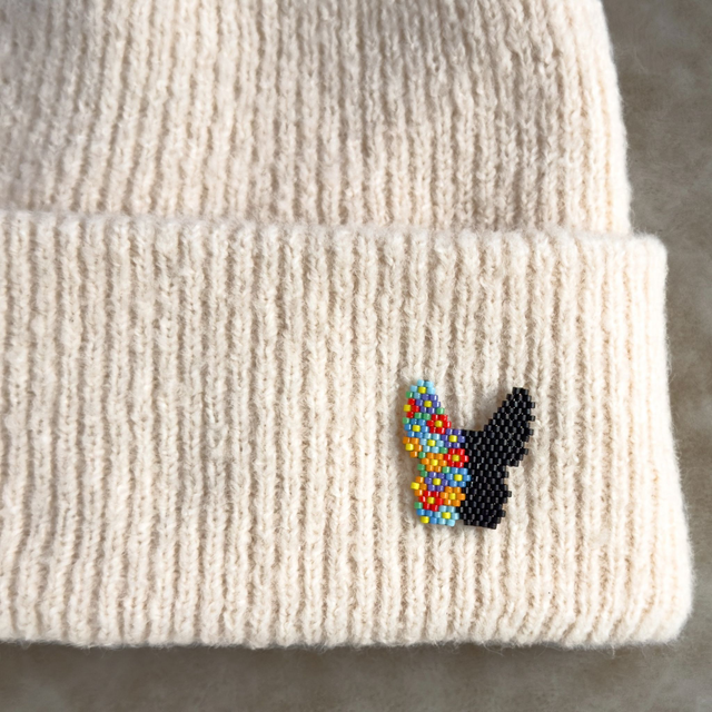 Bouledogue Fleuri – Broche tissée main