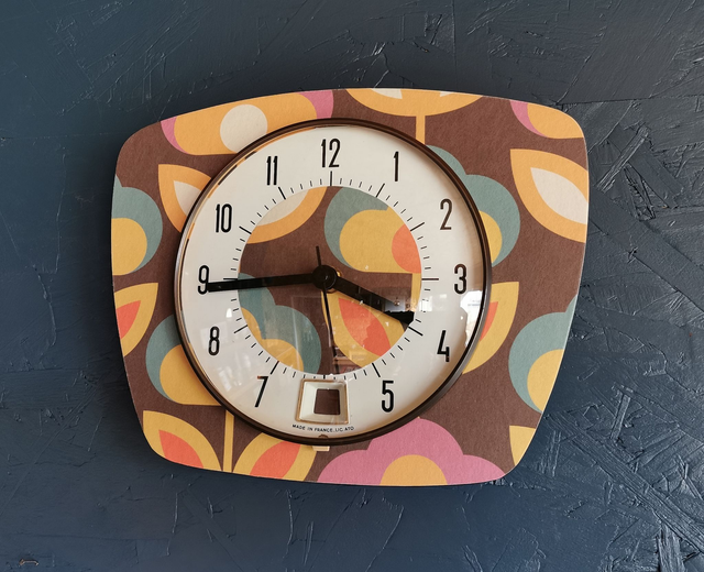 Horloge vintage pendule murale silencieuse trapèze "Fleurs graphique"