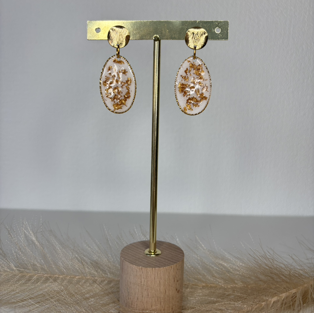 Boucles d’oreilles blanche et feuille d’or