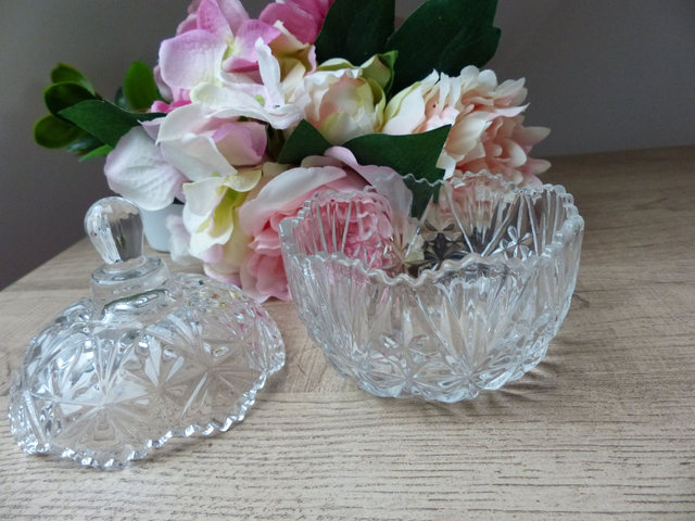 Petite Bonbonnière Romantique Transparente en Verre Ciselée, Boite en Verre avec Couvercle Décoration Chambre Salon