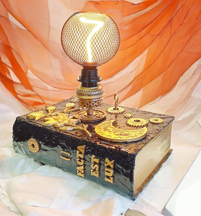 Grimoire " [...] Facta est Lux" - Lampe d'ambiance à poser, Artisanat Français