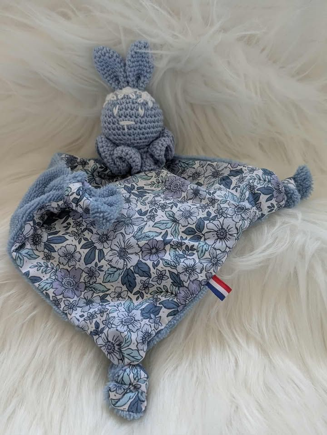 Doudou lapin bleu