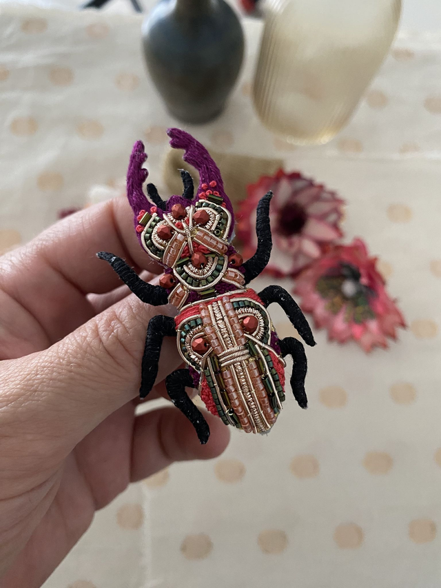 Broche coléoptère lucane pourpre corail