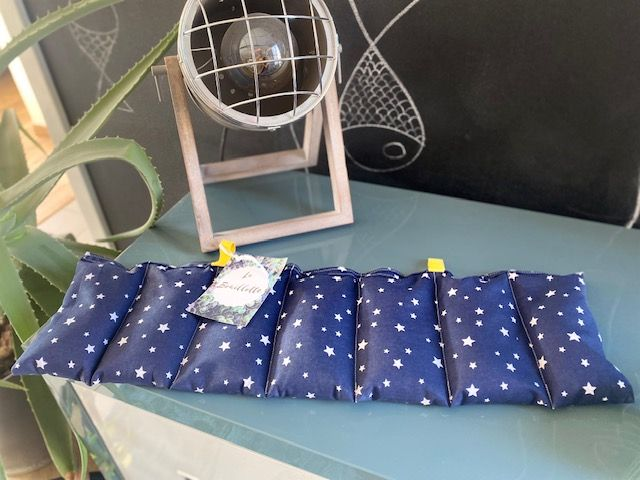 Bouillotte en graines de lin bio - longue 15x56 cm - Tissu étoile bleu marine