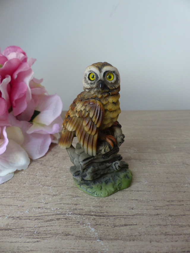 Vintage Signé italien FARO A. Lucchesi chouette en résine, sculpture chouette sauvage avec proie, collection chouette hibou oiseau