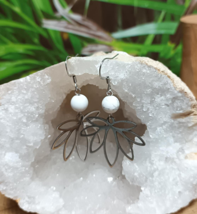 Boucles d'oreilles en howlite et motif feuille