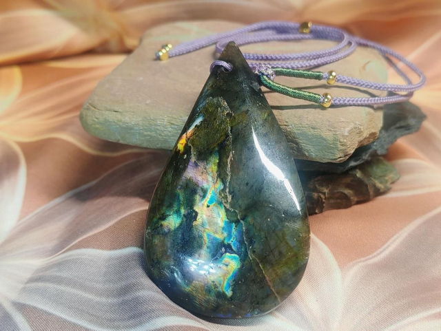 Pendentif goutte labradorite, cordon lilas