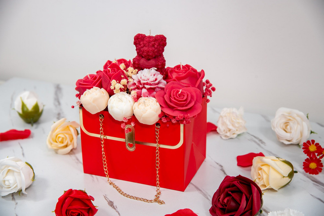 Amour Rouge | Luxury Candle Bouquet in Kraft Bag