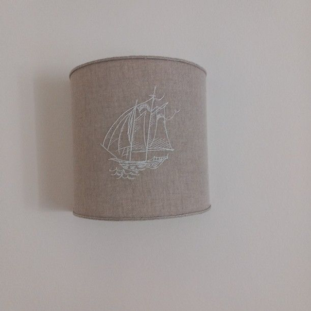 Applique murale lin brodé "Caravelle" électrifiée demi-cercle