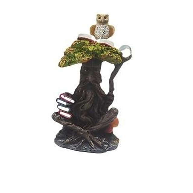 Arbre hiboux avec pile de livre